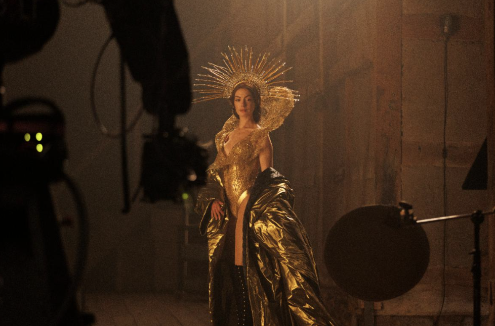 Anne Hathaway Sings Charli xcx In ‘Mother Mary’