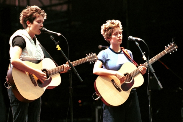 Tegan and Sara perform on August 17, 2000 at the Theatre in Jones Beach, New York. Photo by George De Sota/Liaison